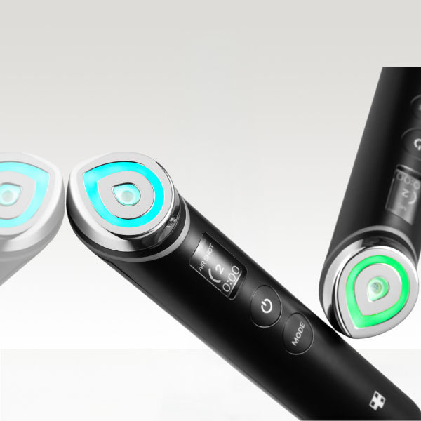 Primer plano del cabezal del Medicube AGE-R Booster Pro iluminado en luz azul y luz verde, mostrando sus modos de tratamiento.