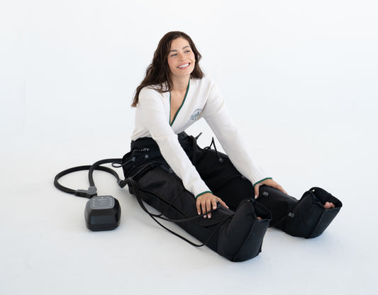 Mujer utilizando su PressTech de SKINVITY contenta por sus resultados