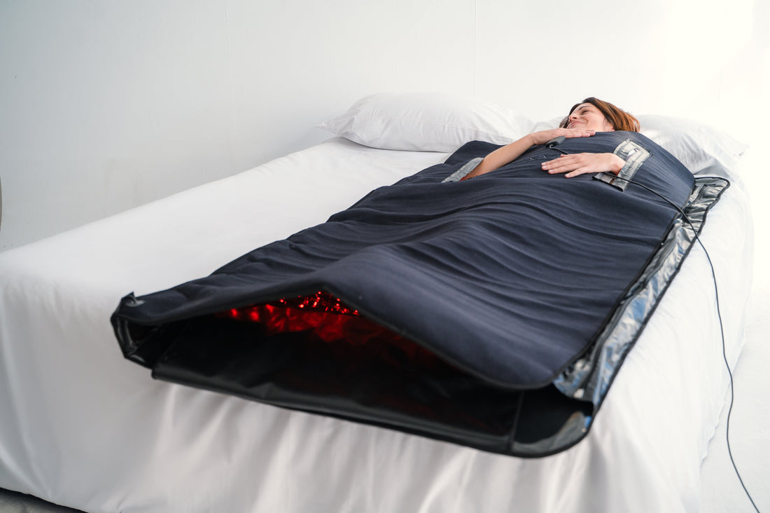 Mujer disfrutando en casa de su Infrared LED Mat y sus múltiples beneficios