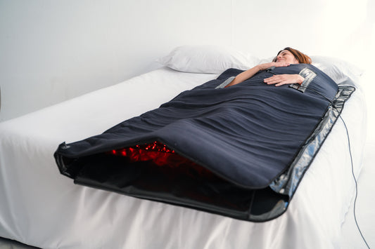 Mujer disfrutando en casa de su Infrared LED Mat y sus múltiples beneficios