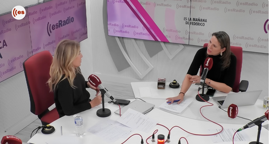 Blanca Miñano junto a Isabel González y Teresa de la Cierva en esRadio