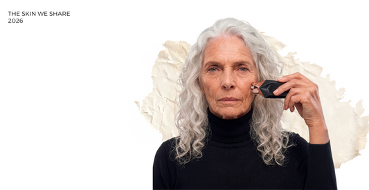 Mujer en edad adulta utilizando TriPollar Stop Vx2 para mejorar su piel