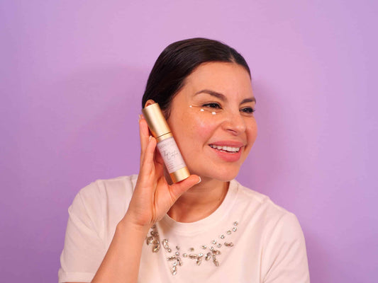 Modelo con el contorno de ojos The Contour de la gama SKINVITY Care