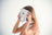 SKINVITY SILICONE LED MASK MUESTRA A MUJER COLOCANDOSE LA MÁSCARA