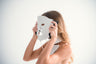 SKINVITY SILICONE LED MASK MUESTRA A MUJER COLOCANDOSE LA MÁSCARA