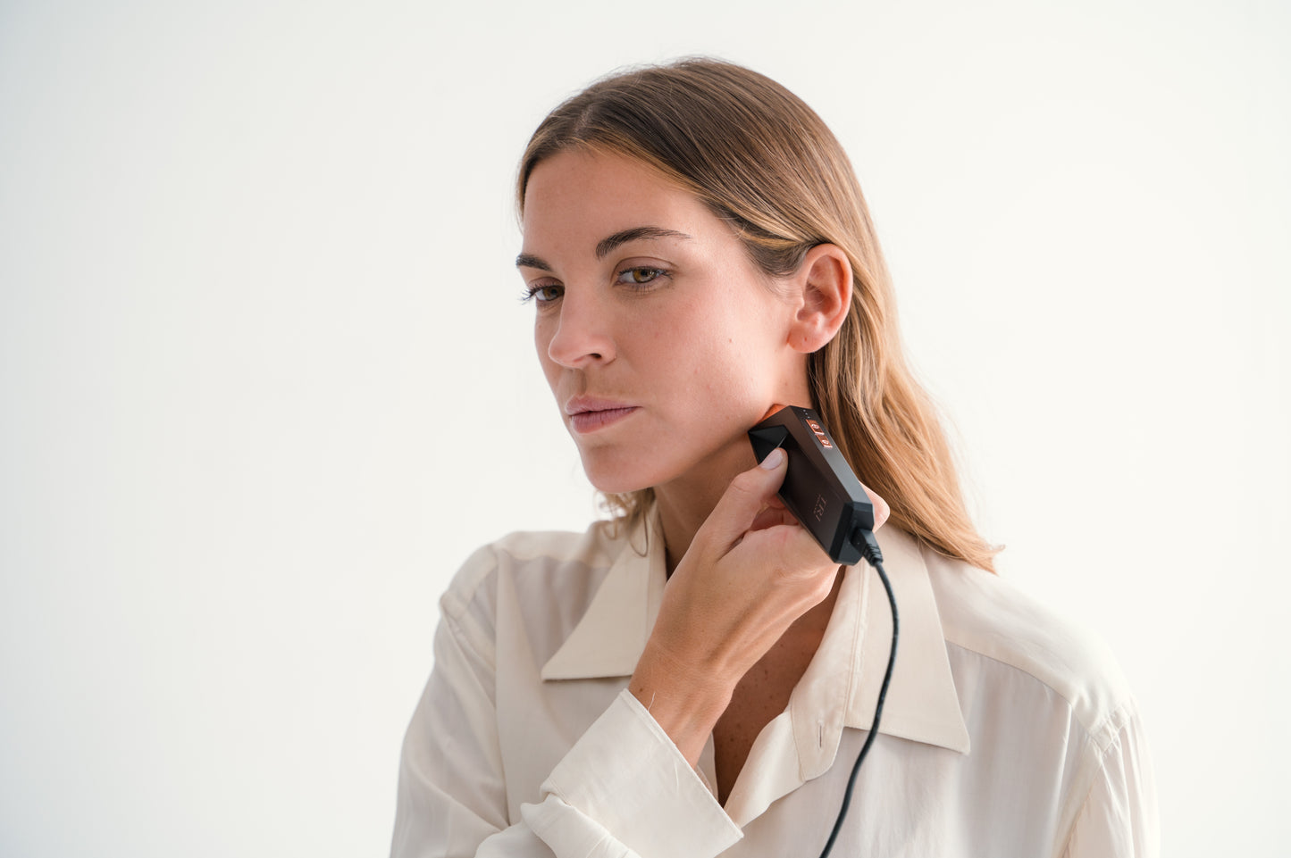 MUJER UTILIZANDO TRIPOLLAR STOP VX2 PARA TRATAMIENTO DE FIRMEZA FACIAL