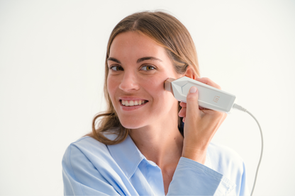 TRIPOLLAR AURA UTILIZADA POR UNA MUJER PARA DISPONER DE MAYOR FIRMEZA FACIAL A TRAVES DE ESTE TRATAMIENTO DE RADIOFRECUENCIA