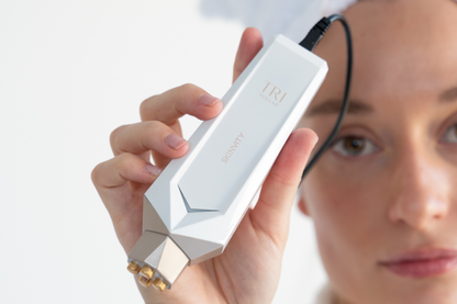 EN PRIMER PLANO EL DISPOSITIVO DE BELLEZA TRIPOLLAR AURA PARA EL TRATAMIENTO DE FIRMEZA FACIAL CON RADIOFRECUENCIA