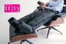 Persona recostada en un sillón utilizando los pantalones de presoterapia PressTech en color negro, con el logotipo del Premio TELVA Belleza 2025 en la esquina superior izquierda.