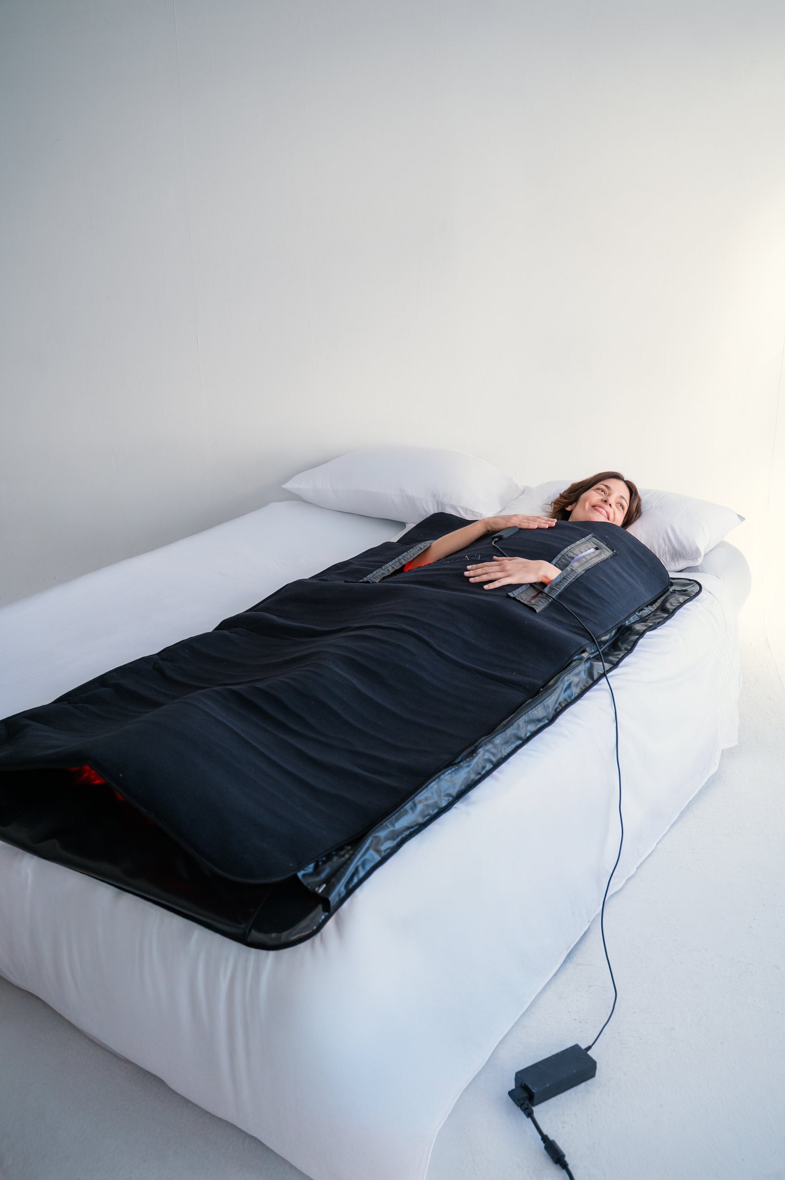 Infrared LED Mat de SKINVITY extendida sobre una cama para una sesión de cuerpo completo