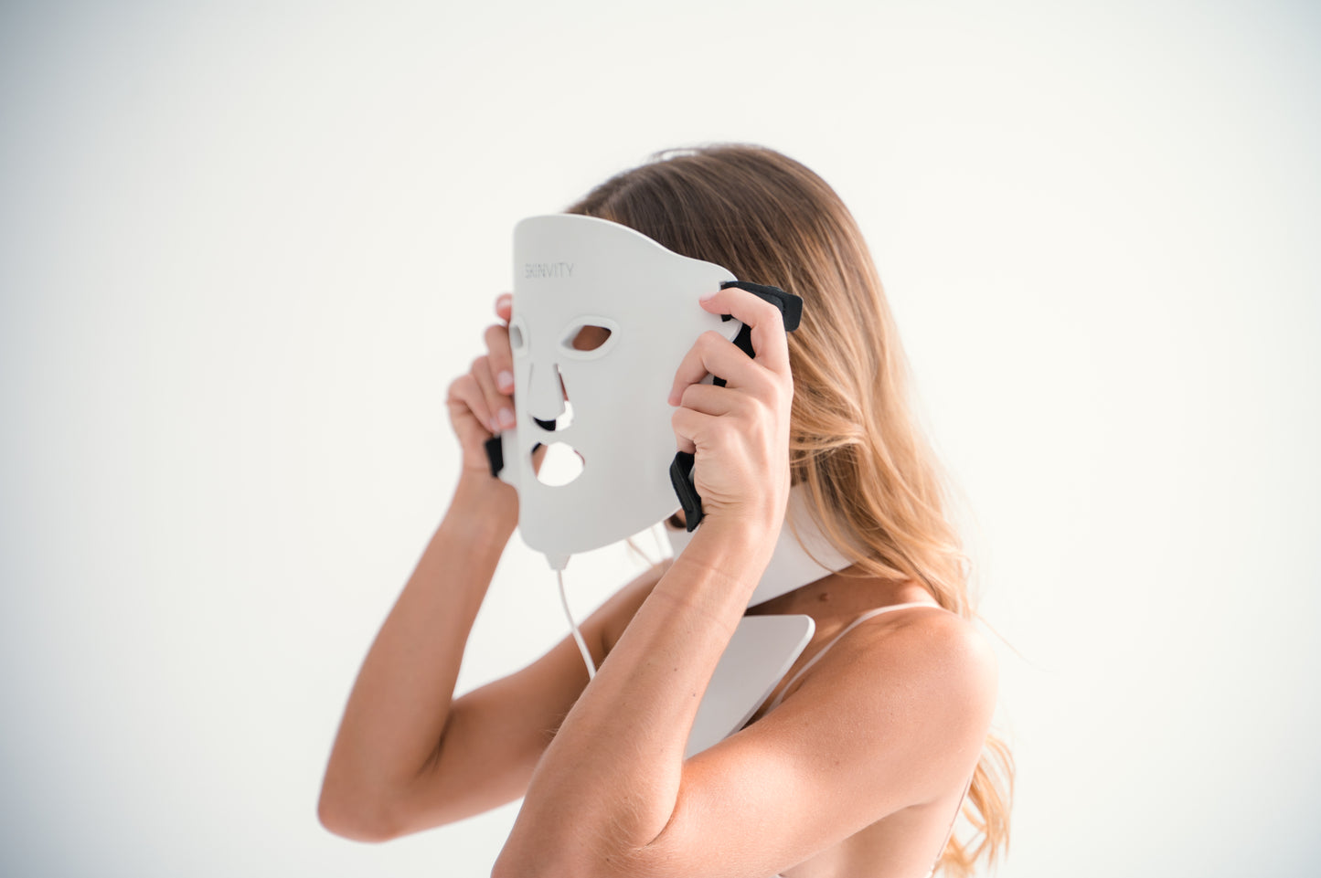 SKINVITY SILICONE LED MASK MUESTRA A MUJER COLOCANDOSE LA MÁSCARA