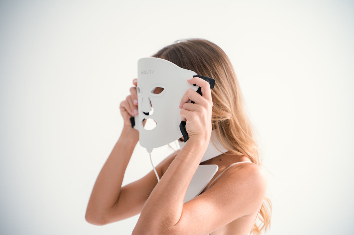 SKINVITY SILICONE LED MASK MUESTRA A MUJER COLOCANDOSE LA MÁSCARA