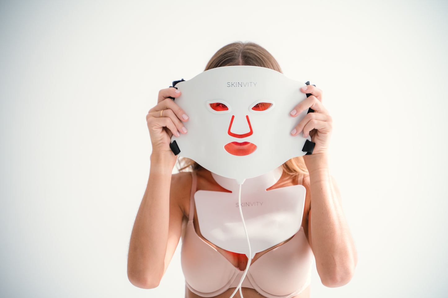 Silicone LED Mask encendida con luz roja, mostrando su potencia lumínica y diseño de ajuste facial.