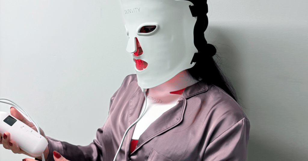Mujer con pijama de raso y máscara LED
